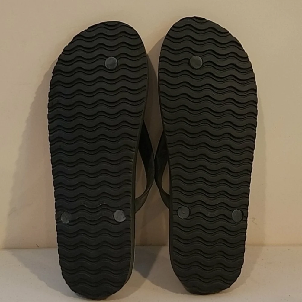 NEW - AMERICAN EAGLE‎ GRAY FLIP FLOPS ( sz 11-12)